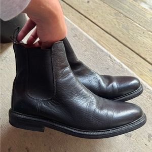 FRYE black leather Chelsea boot